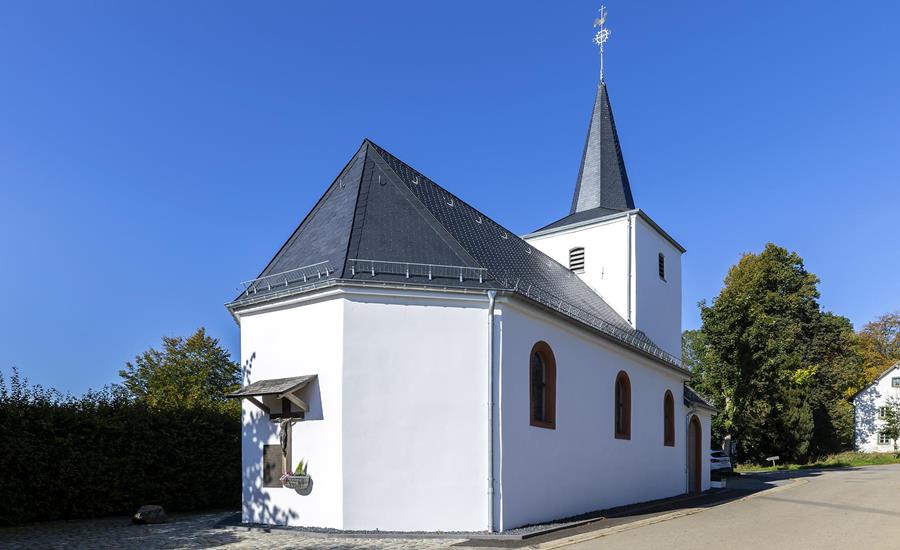Renovierung einer Kirchenfassade unter Denkmalschutz