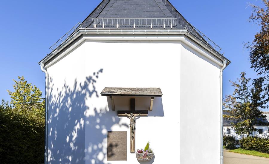 Renovierung einer Kirchenfassade unter Denkmalschutz