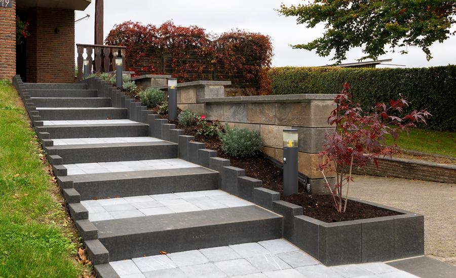Hochwertige Außentreppe mit Stützmauer