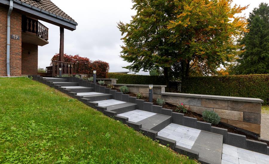 Hochwertige Außentreppe mit Stützmauer