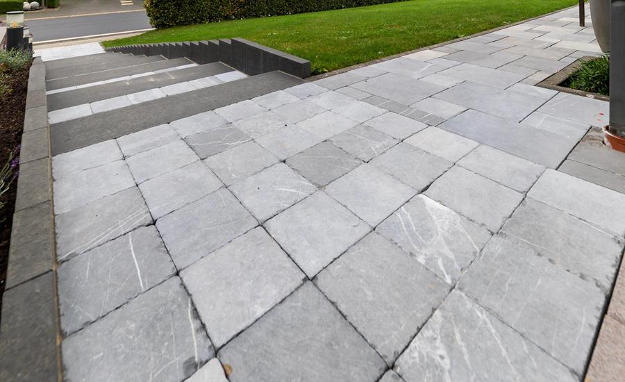 Hochwertige Außentreppe mit Stützmauer