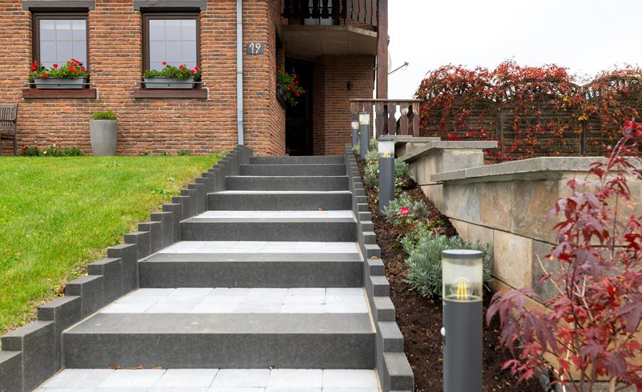 Hochwertige Außentreppe mit Stützmauer