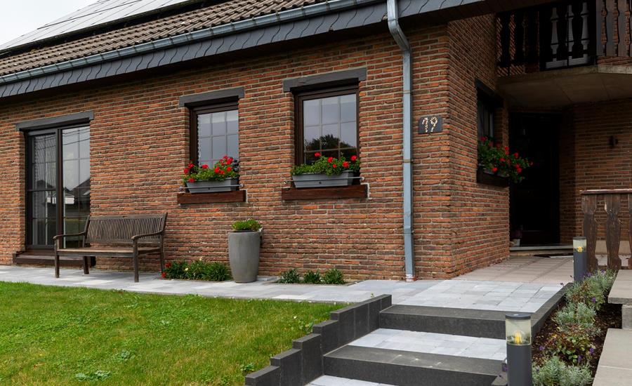 Hochwertige Außentreppe mit Stützmauer