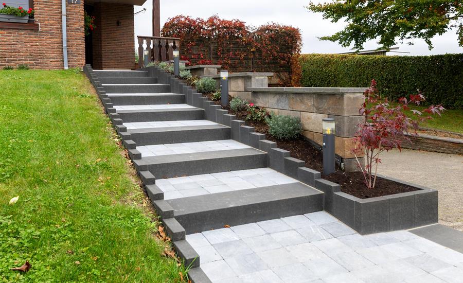 Hochwertige Außentreppe mit Stützmauer