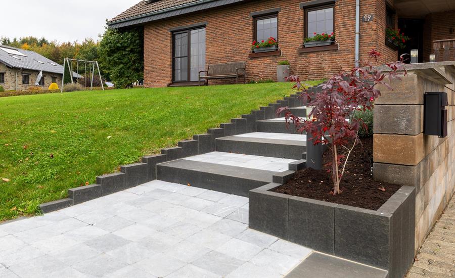 Hochwertige Außentreppe mit Stützmauer