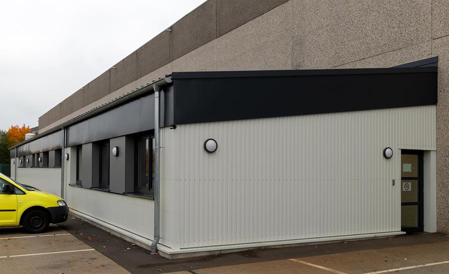 Moderner Anbau von Personalräumen