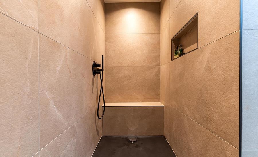 Komplett modernisiertes Badezimmer