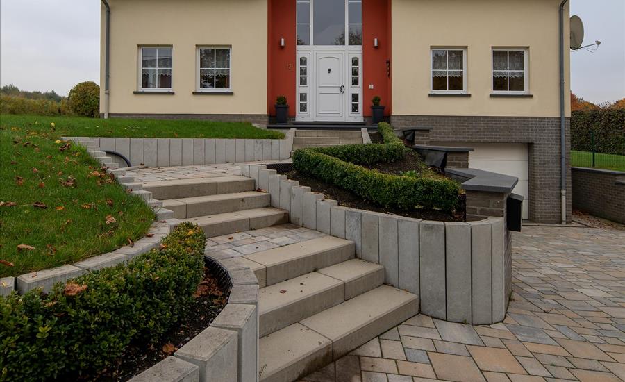 Neue Außenanlage mit Palisaden