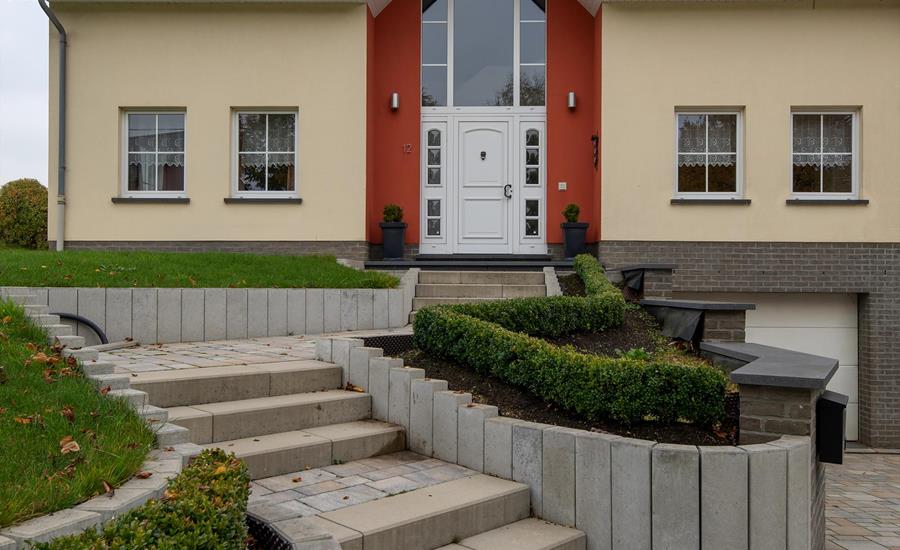 Neue Außenanlage mit Palisaden