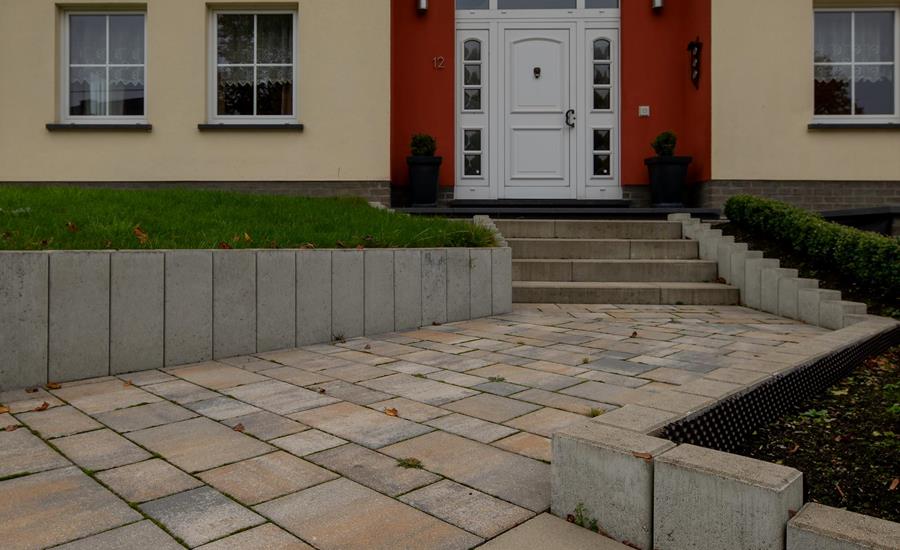 Neue Außenanlage mit Palisaden