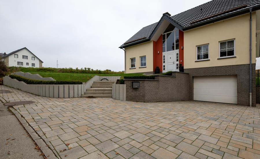 Neue Außenanlage mit Palisaden