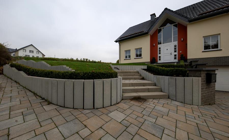 Neue Außenanlage mit Palisaden