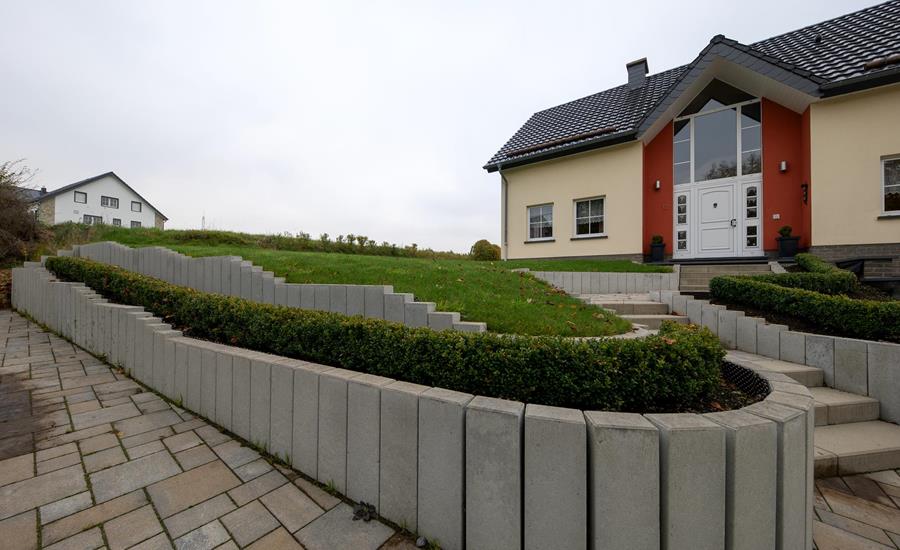 Neue Außenanlage mit Palisaden