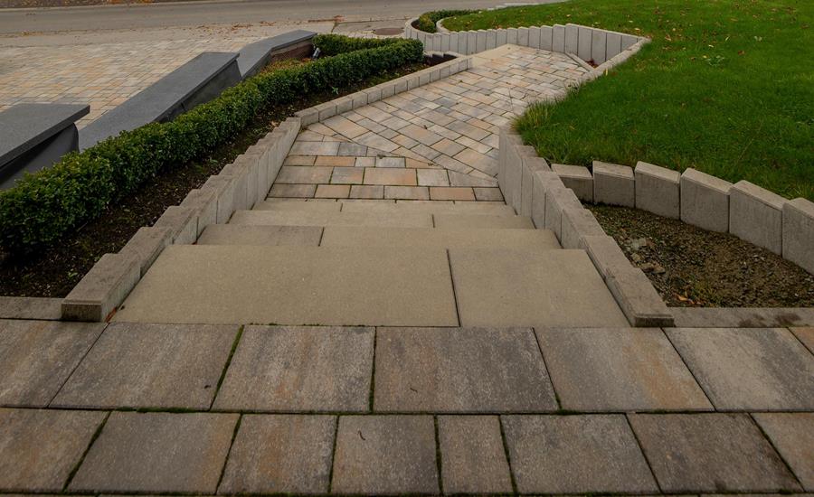 Neue Außenanlage mit Palisaden