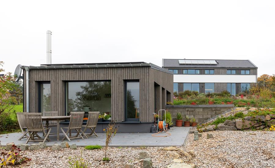 Nieuw huis met vakantiewoning en tuinhuis