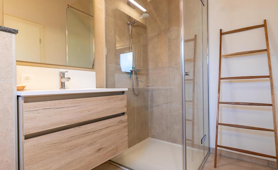 Nieuw huis met vakantiewoning en tuinhuis