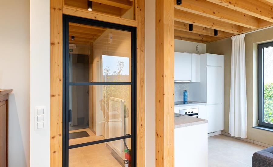 Nieuw huis met vakantiewoning en tuinhuis