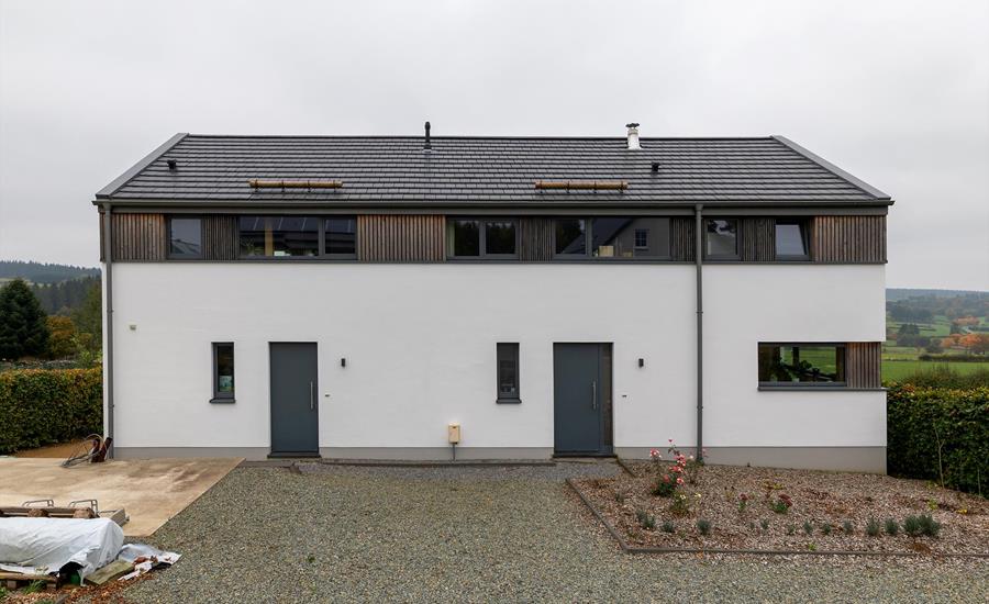 Nieuw huis met vakantiewoning en tuinhuis