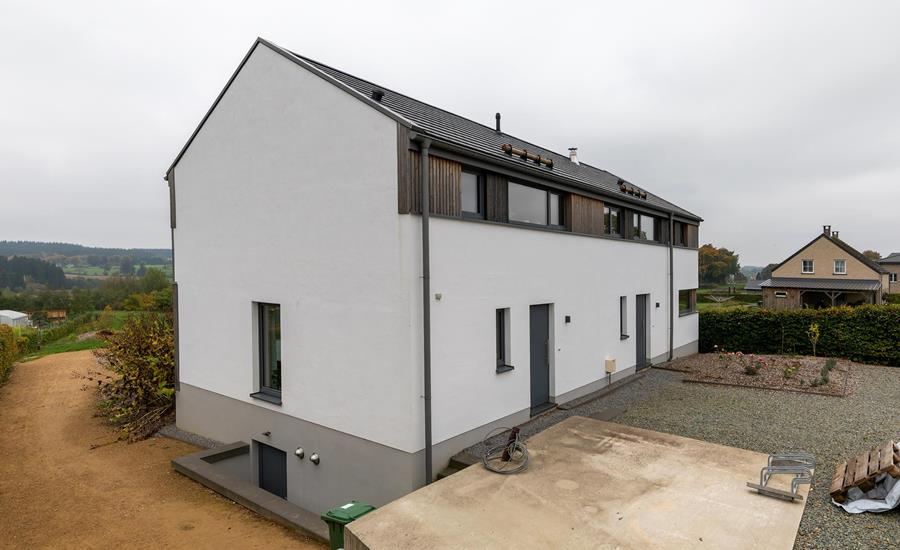 Nieuw huis met vakantiewoning en tuinhuis