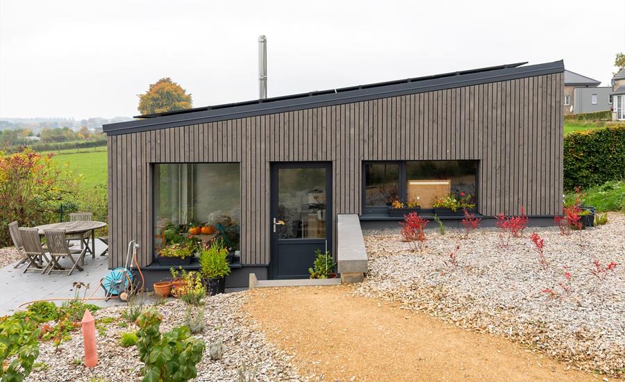 Nieuw huis met vakantiewoning en tuinhuis