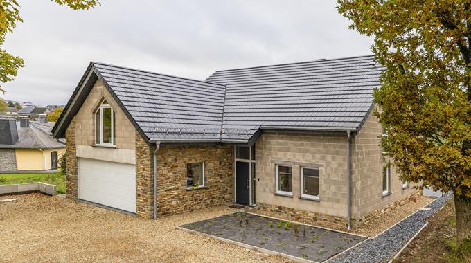 Construction d'une maison unifamiliale avec murs en pierres de taille