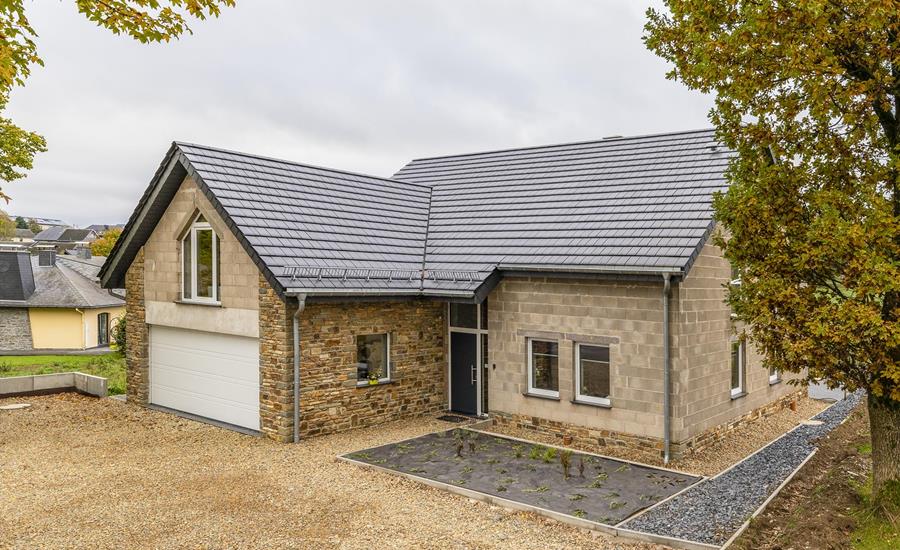 Construction d'une maison unifamiliale avec murs en pierres de taille